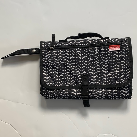 Skidaddle by Skip Hop black white diaper bag - Picture 4 of 9